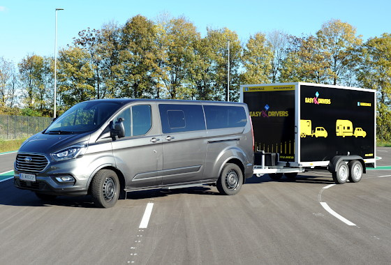 Ford Tourneo Custom mit Humer-Anhänger